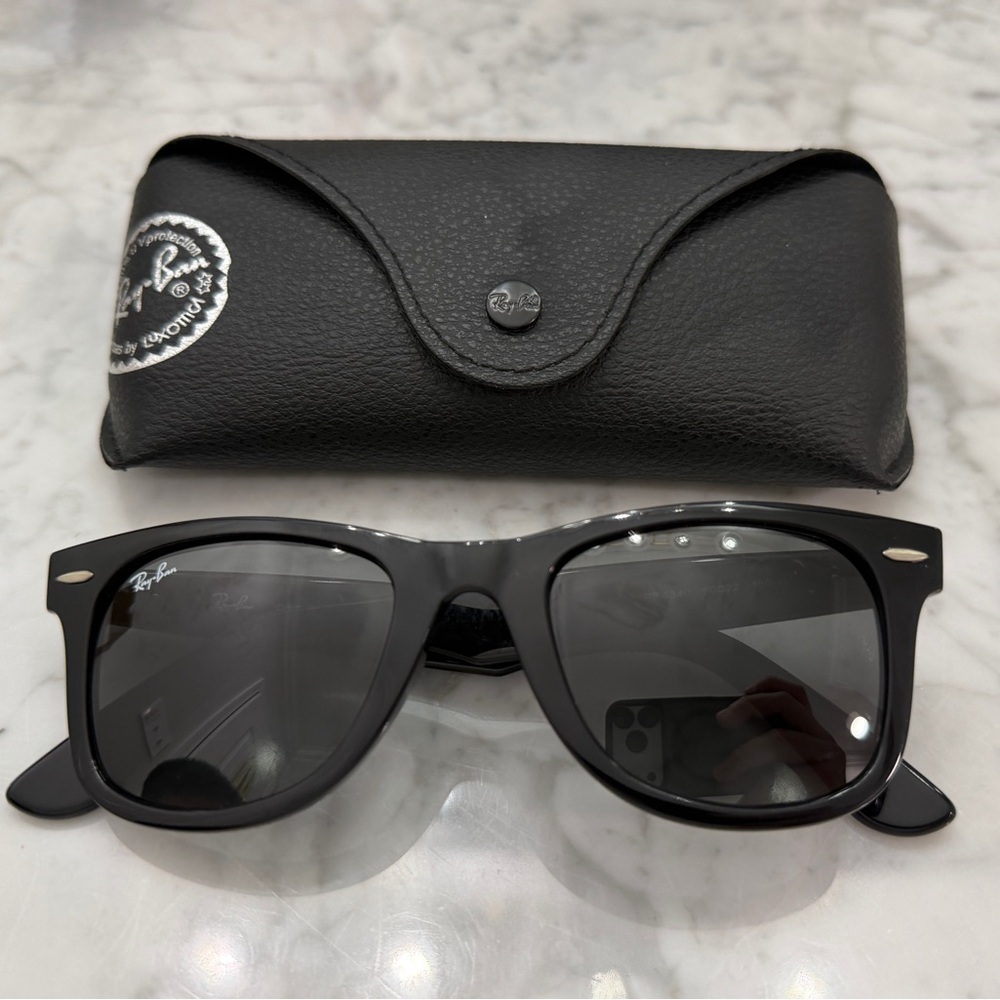 Ray-Ban Wayferer Ease RB4340 Polished Black / Black Lense Sunglasses with Case